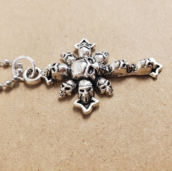 Unisex Pewter Cross of Skulls - Picture 5 of 5